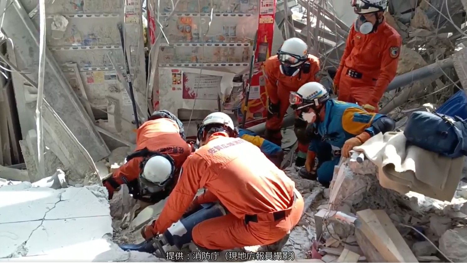 Rescue operations at the Aeon Mall that exploded during the Kumamoto Earthquake (Photo by Fire and Disaster Management Agency)